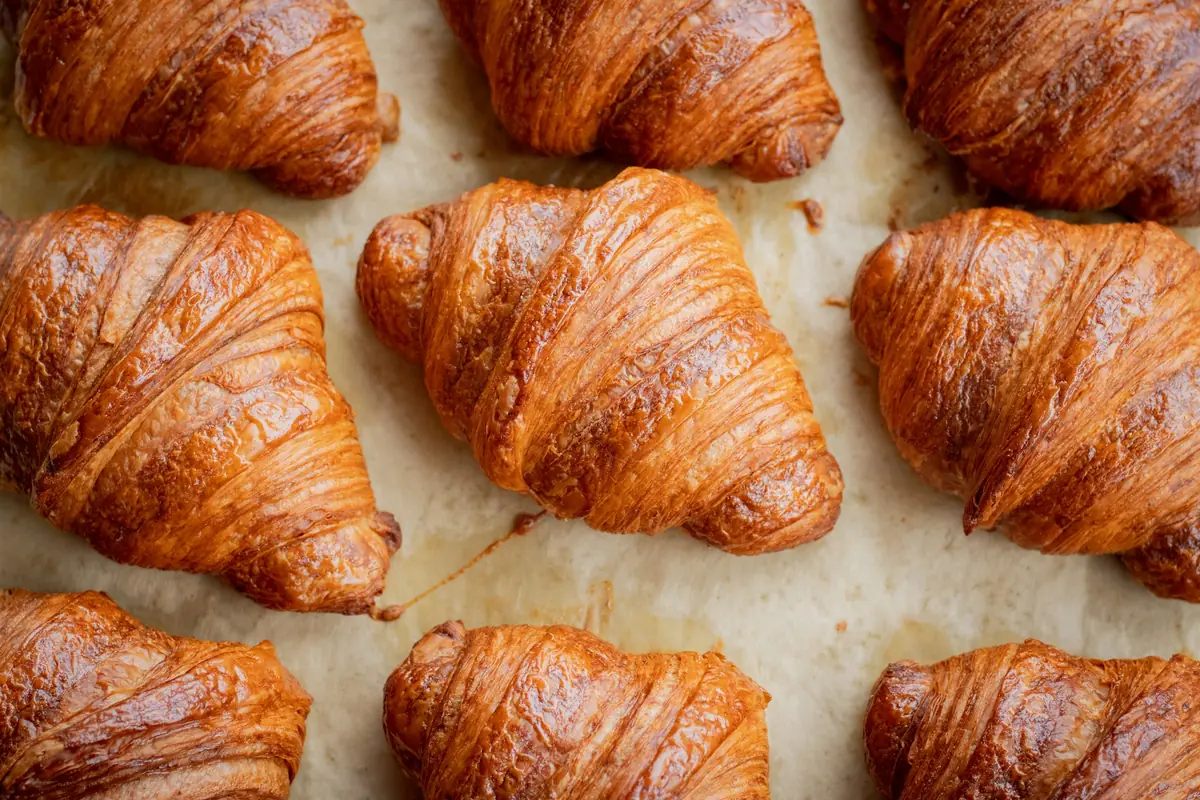 Croissants dorés tout juste sortis du four
