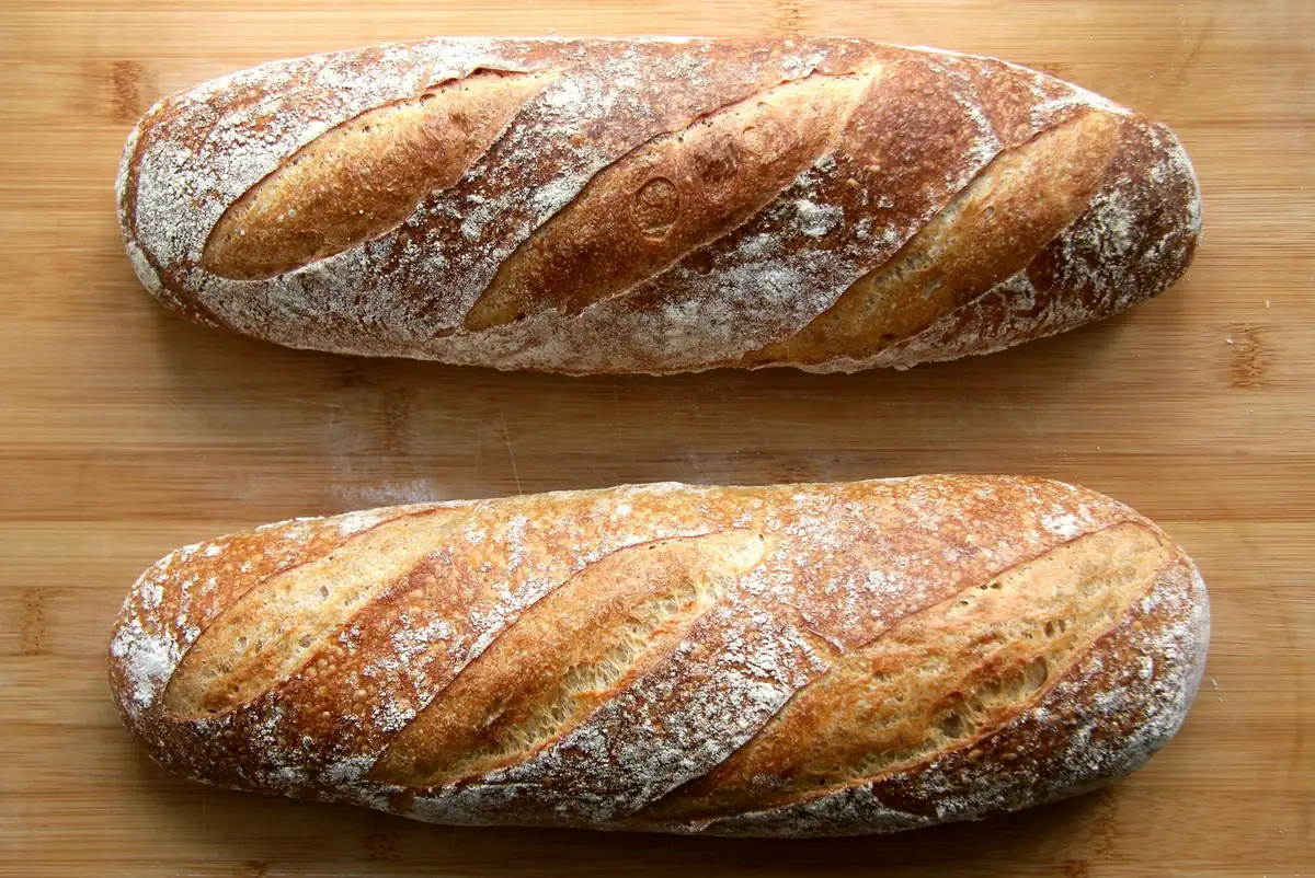 Deux pains au levain farinés sur une planche