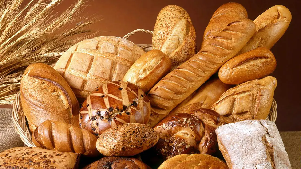 Assortiment de pains de campagne, baguettes et viennoiseries dorés