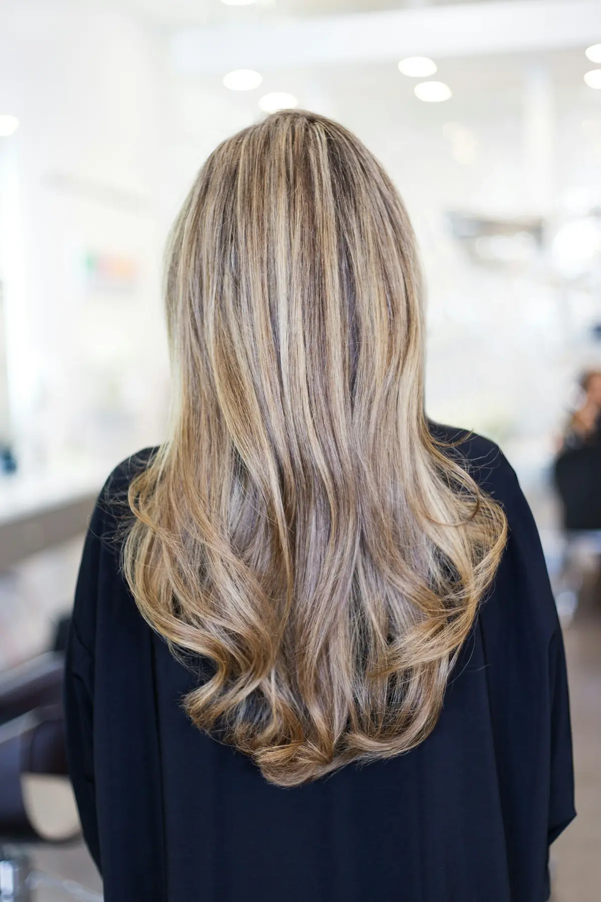 Cheveux longs blonds méchés, vus de dos