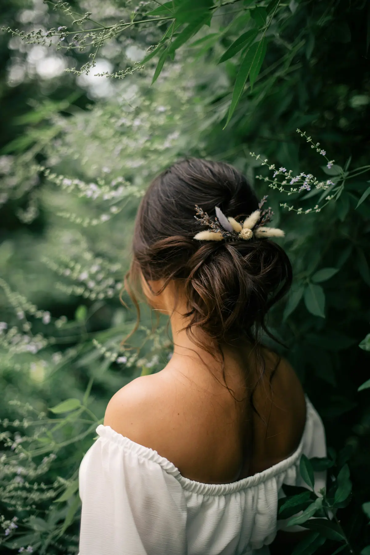 Chignon bohème orné de fleurs séchées