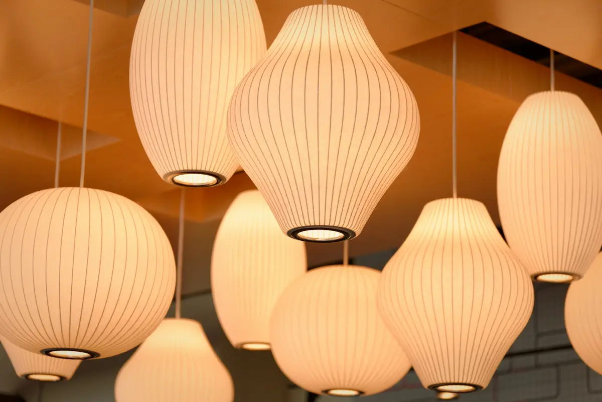 Suspensions en papier diffusant une lumière chaude