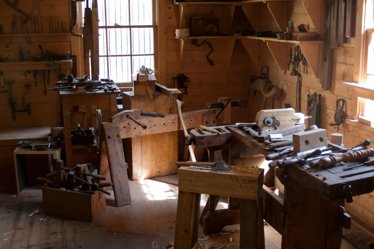 Atelier de menuiserie avec établis et outils à main