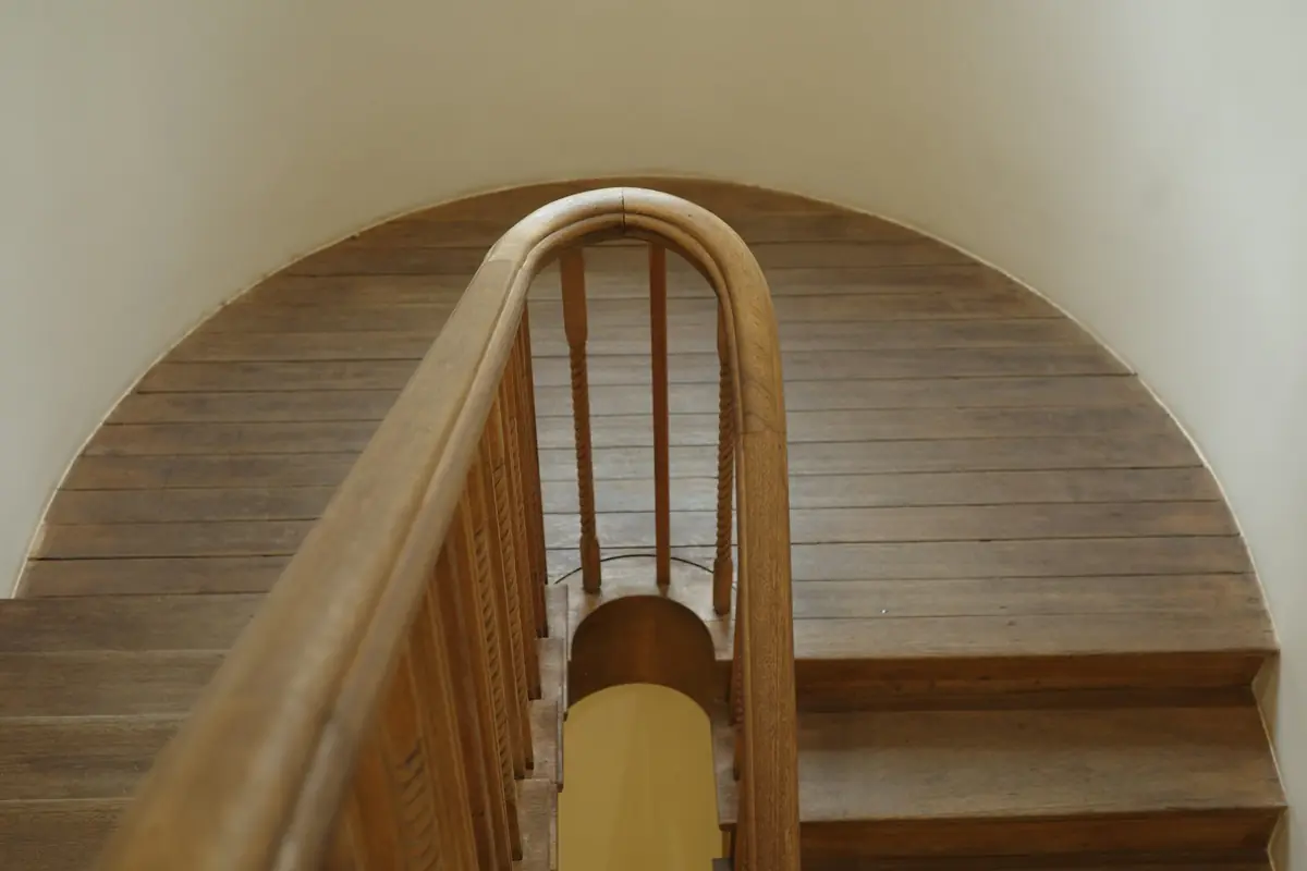 Escalier en bois avec main courante tournante