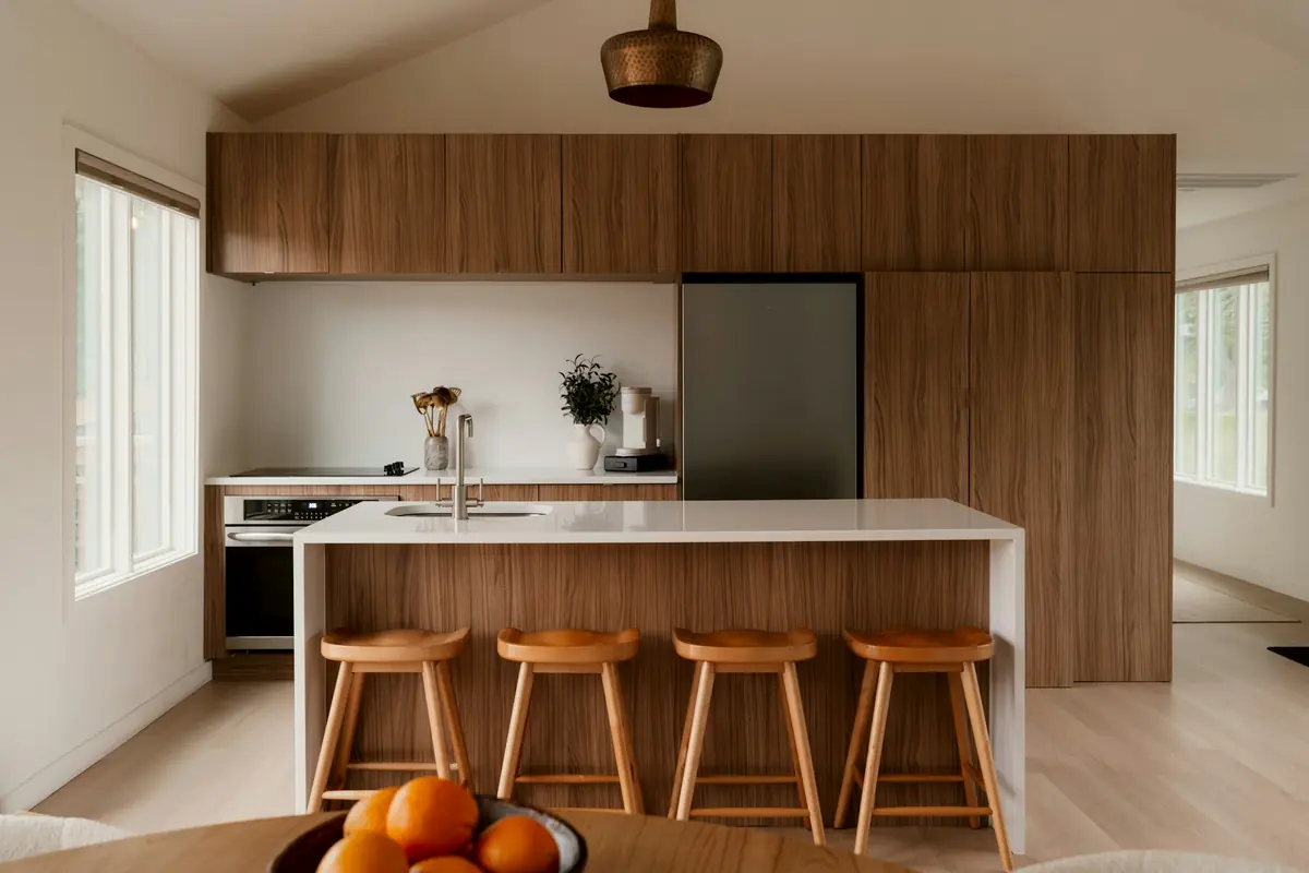 Cuisine en bois avec îlot et tabourets