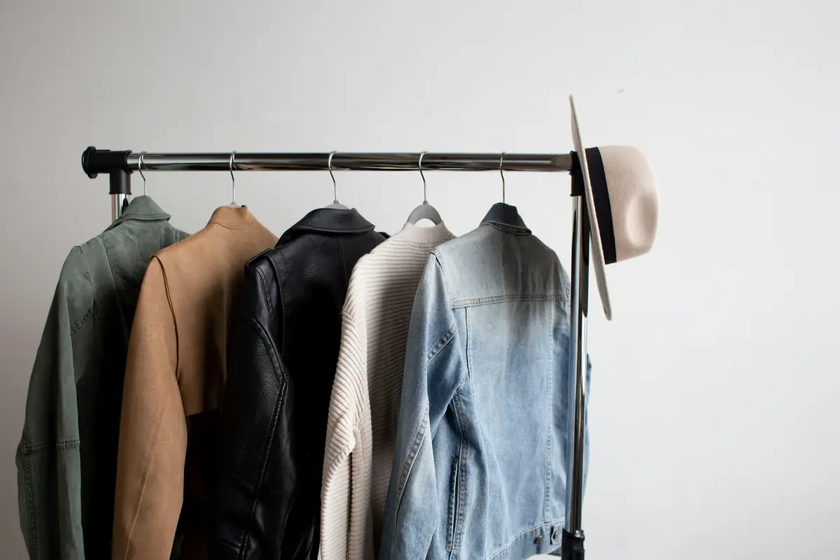 Vestes en cuir, en jean et manteaux sur un portant
