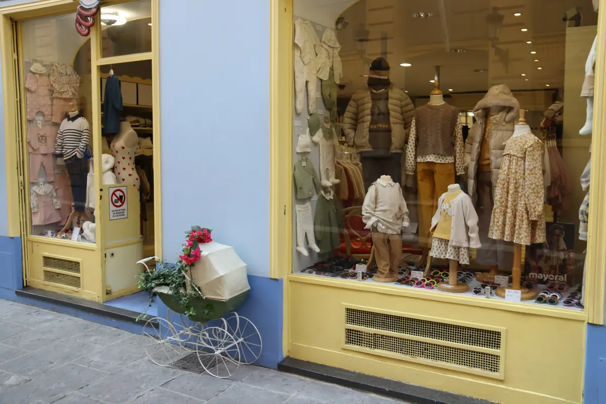 Vitrine d'une boutique de vêtements avec mannequins