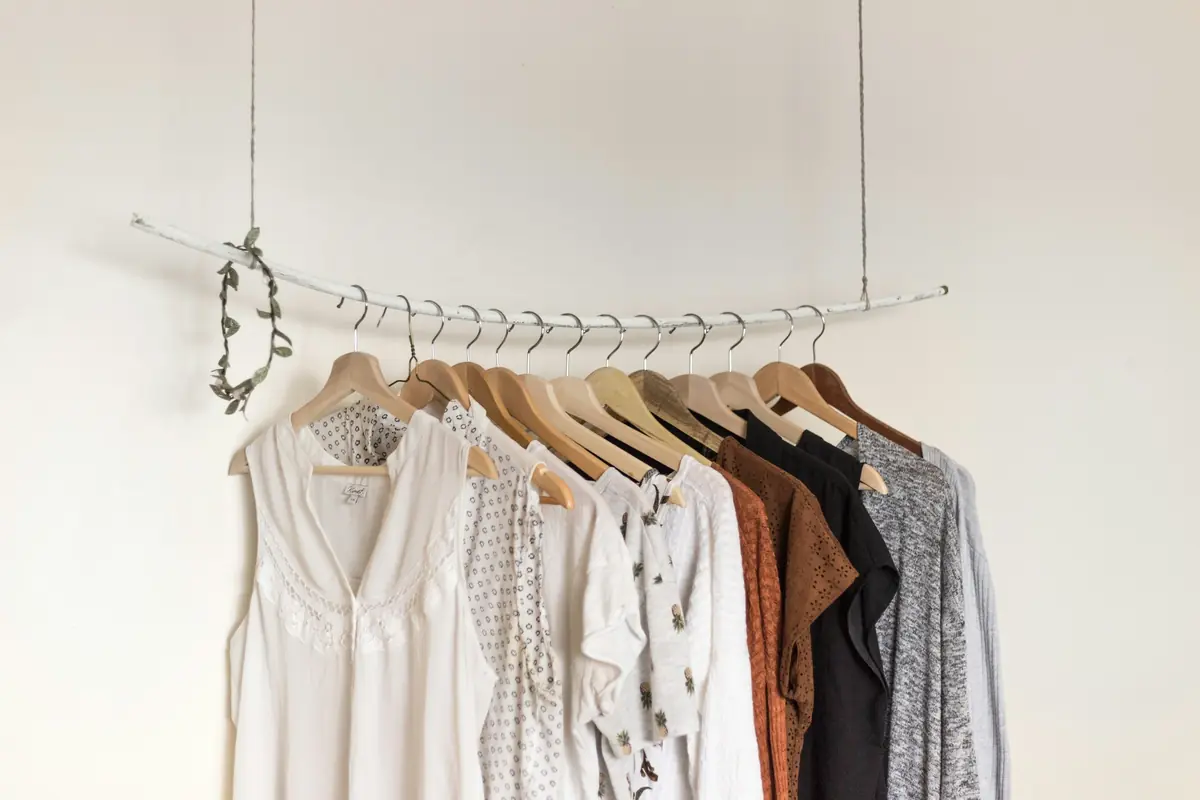 Blouses claires sur des cintres en bois