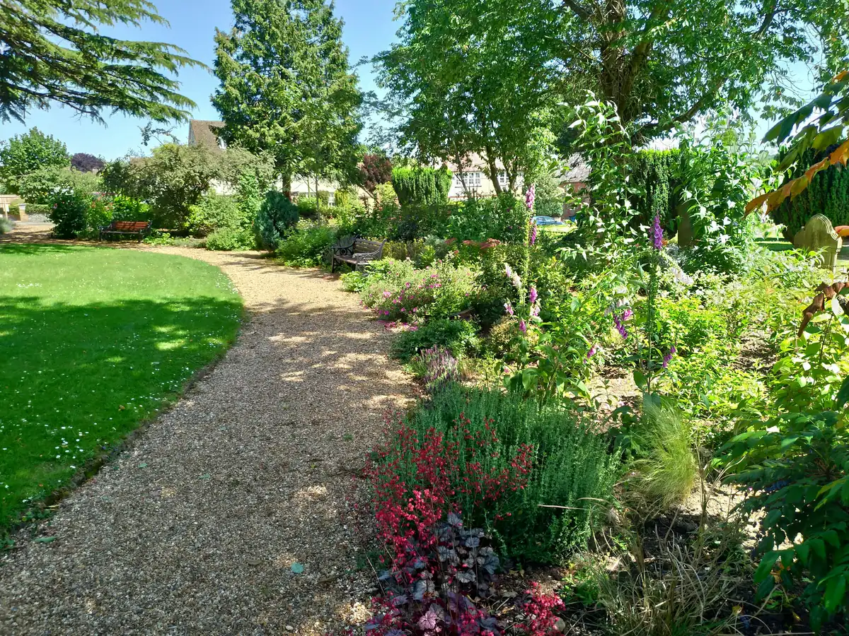 Allée en gravier entre des massifs fleuris