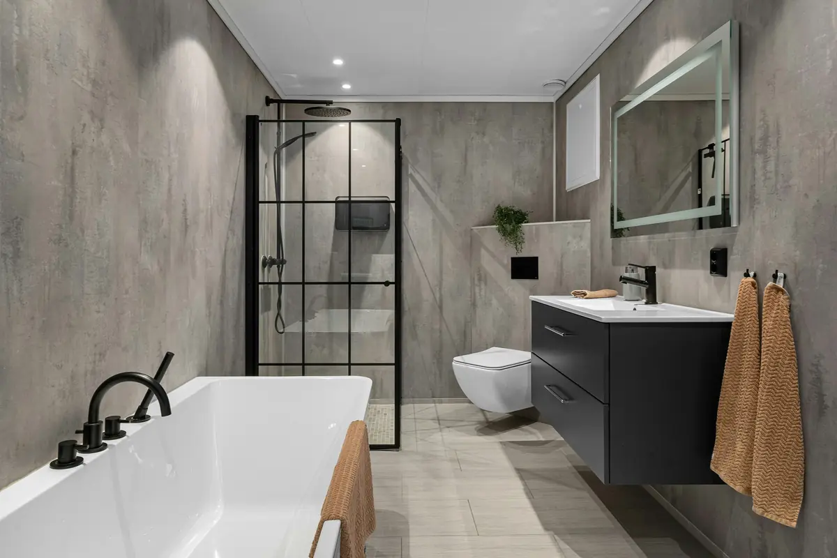 Salle de bains avec douche à l'italienne et paroi vitrée