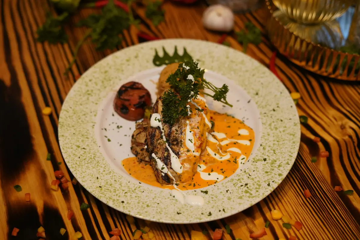 Volaille et sa sauce, dressée sur une assiette